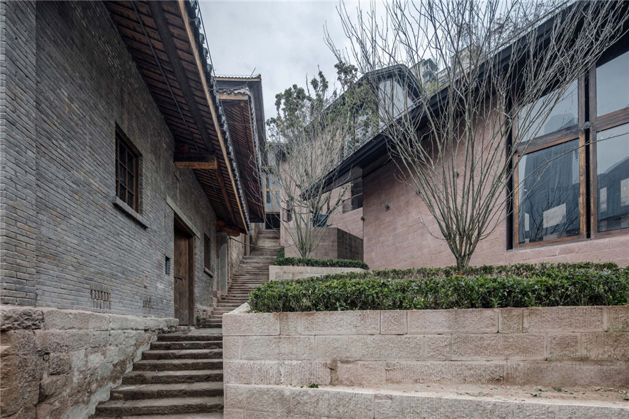 FCC-06-保留青石大台阶，新老建筑分布左右-Preserved_bluestone_steps_between_old_and_new_buildings-摄影：DID_STUDIO.jpg