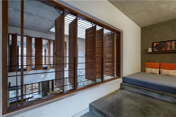 bedroom_window_overlooking_courtyard.jpg