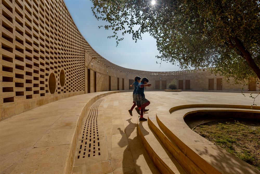 diana-kellogg-architects-rajkumari-ratnavati-girls-school-india-architecture_dezeen_2364_col_17.jpg