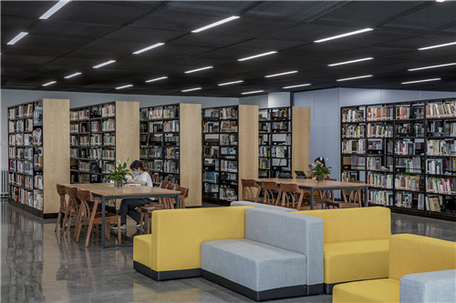 29阅览室屋顶采用深灰色金属网吊顶  The reading room adopts dark gray metal mesh ceiling on the roof.jpg