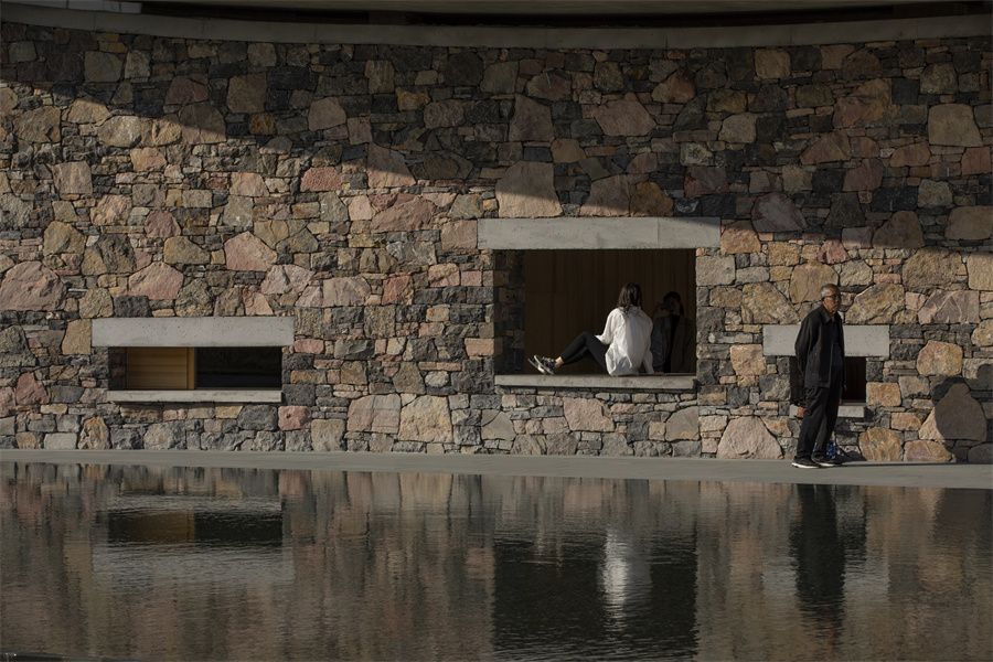 16-石墙与镜面水池©金伟琦.jpg