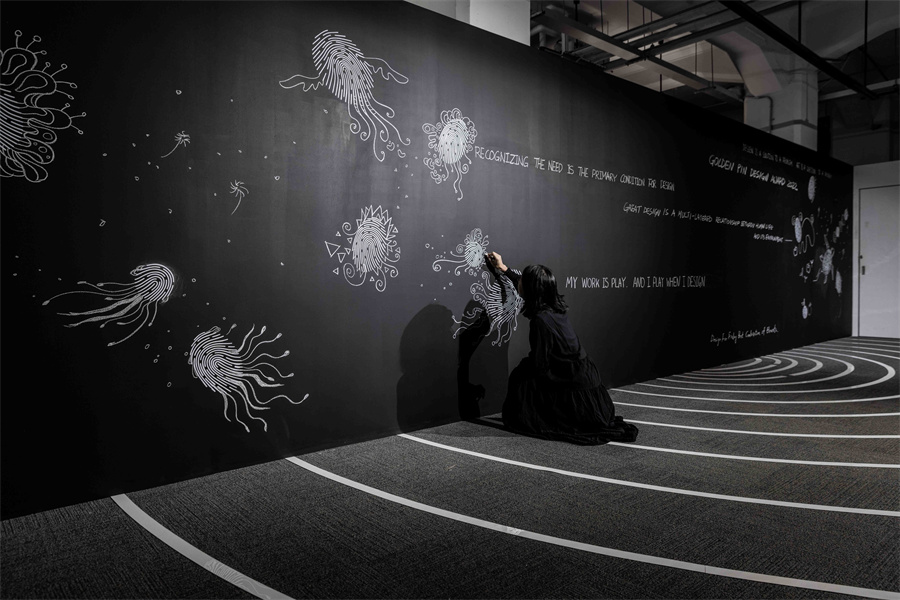 04展间「创意叠加」区设有一道黑板墙，开放观众用粉笔绘画，让观众回应成为展览空间创作的一部分。 _1.jpg