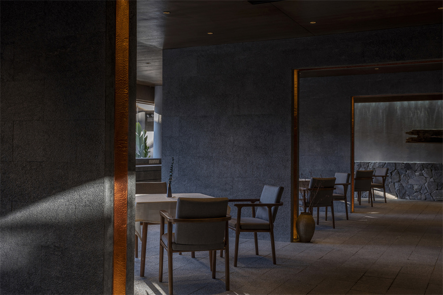 9.餐厅空间，深色的石材配以传统锤击效果的铜收边 Restaurant space - dark stone with traditional hammering effect of copper edge.jpg