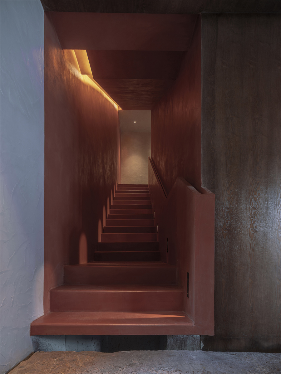 16.暗红色楼梯增加了戏剧性  The dark red staircase adds drama.jpg