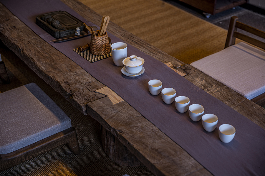 12.从村中收来的老木板以茶桌的形式重生-2  The old wooden board collected from the village are reborn in the form of a tea table-2.jpg