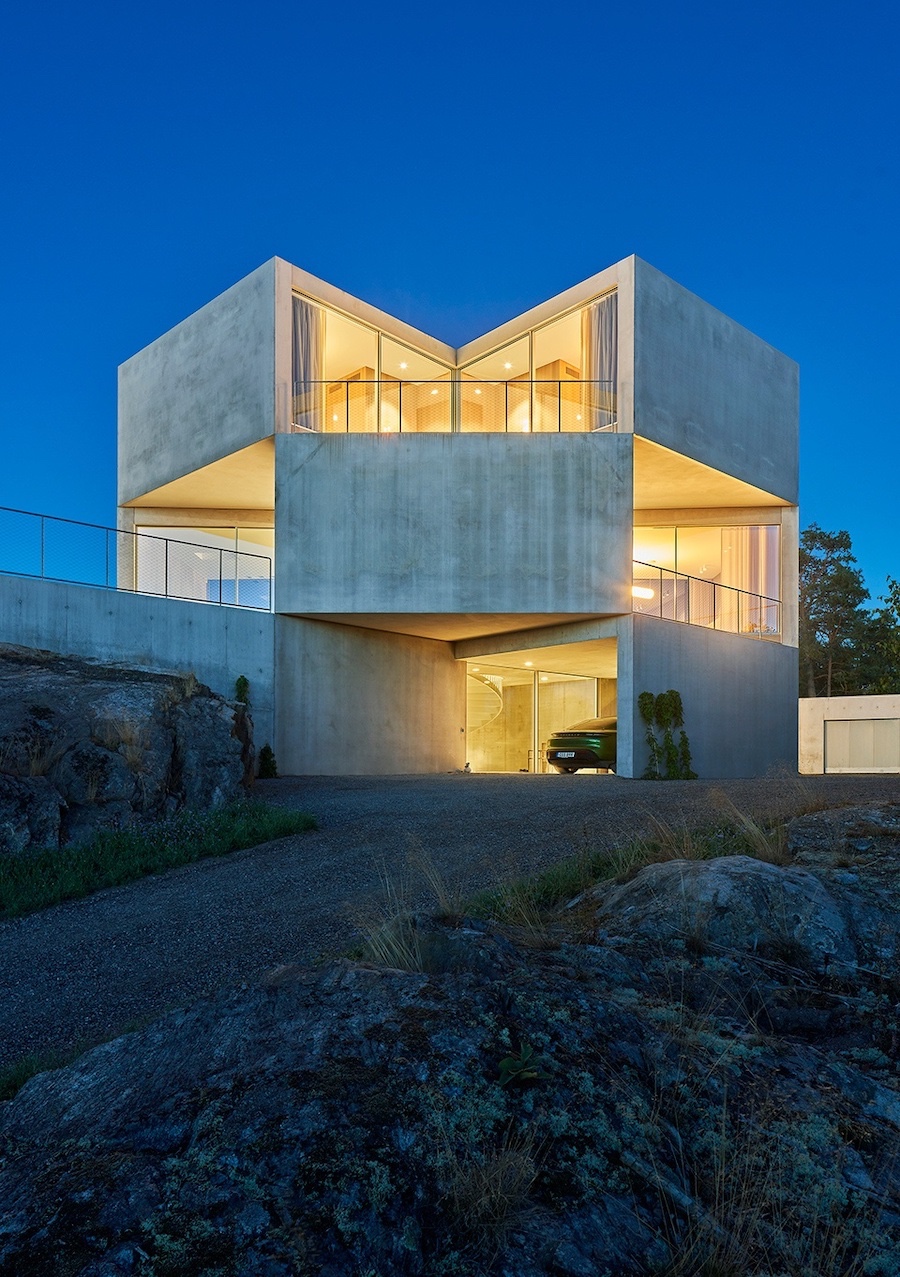 012-house-on-a-hill-by-tham-and-videgard-arkitekter-960x1362.jpg