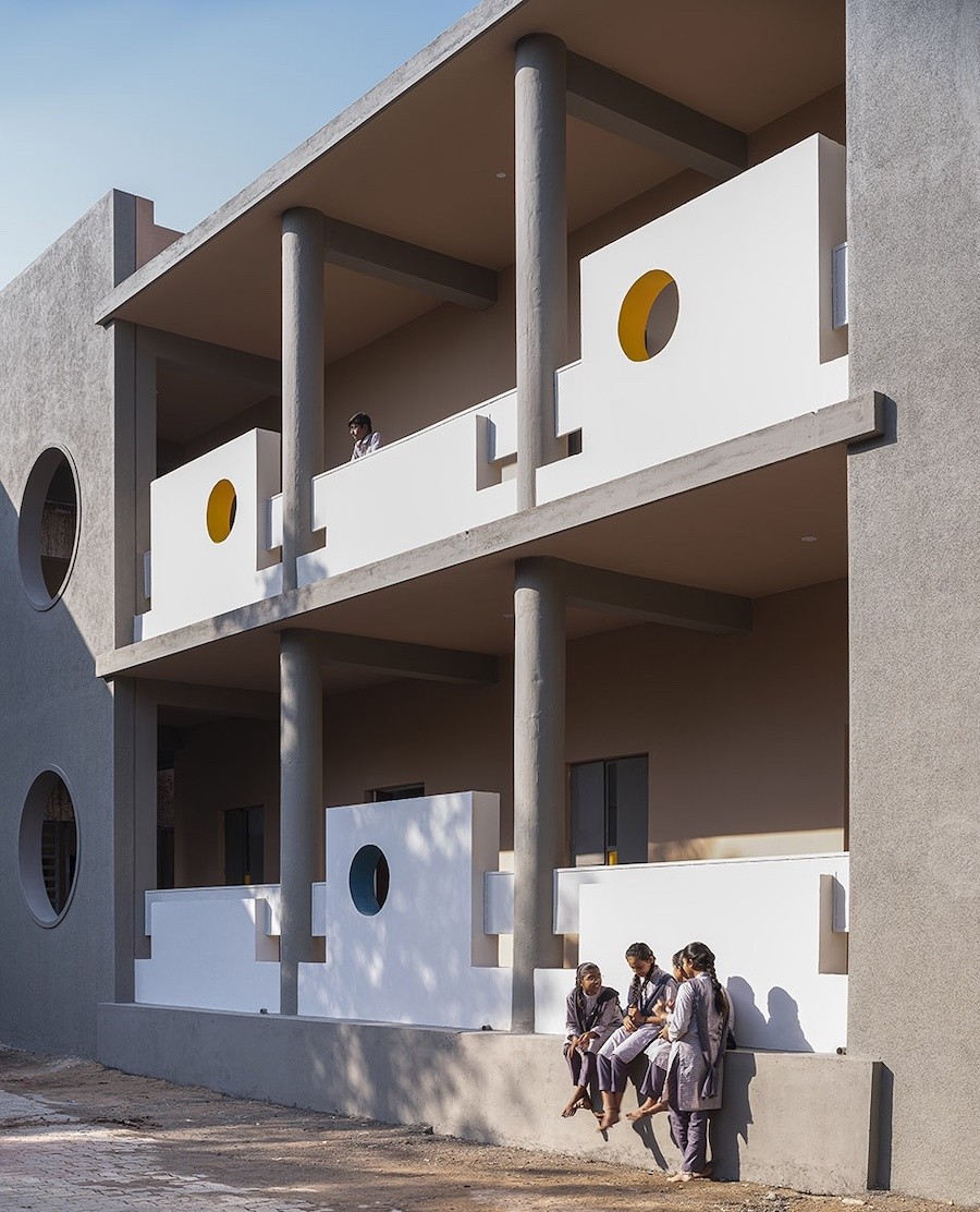 3-school-under-a-neem-by-dhulia-architecture-design-960x1186.jpeg