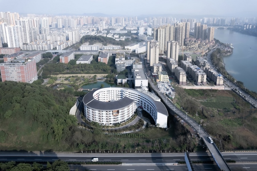 01-chongqing-college-of-mobile-communication-hechuan-campus-by-ig·architects-960x639.jpeg