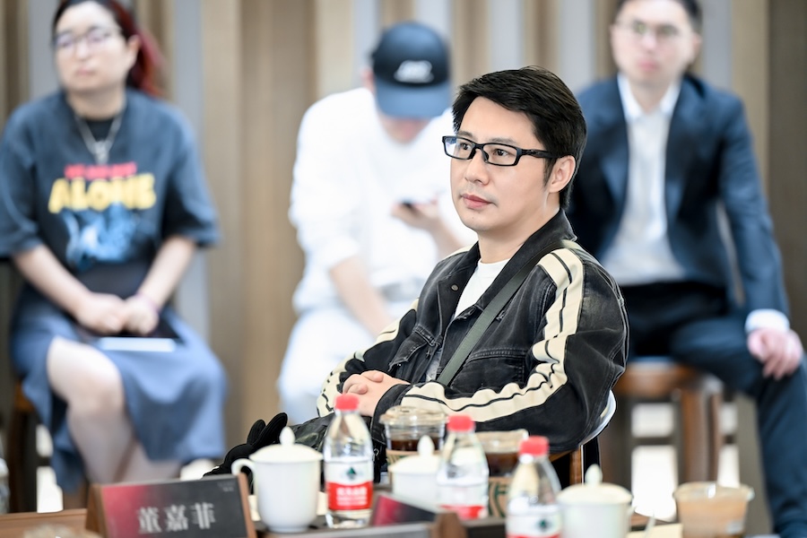 赖旭东讨论.jpg 赖旭东讨论.jpg